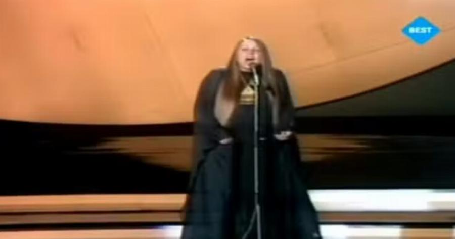 Με αλεξίσφαιρο γιλέκο, ντυμένη στα μαύρα: Η Ελληνίδα τραγουδίστρια που βγήκε στη σκηνή της Eurovision με κίνδuνο της ζωής της