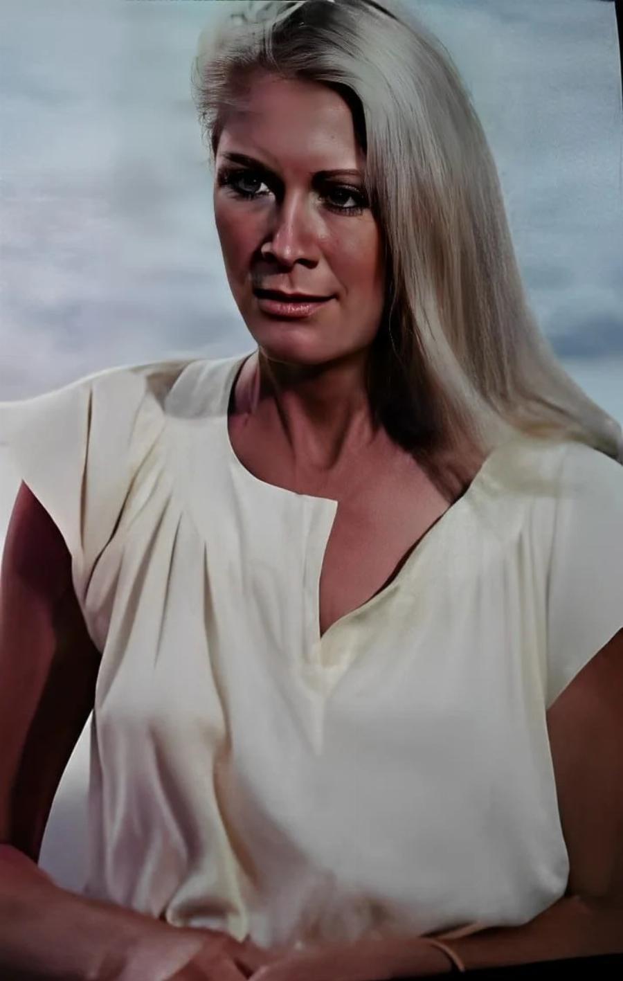 Αγνώριστη πασίγνωστη σταρ και πρωταγωνίστρια διασήμων σειρών μετά από πλαστικές στα 81 της