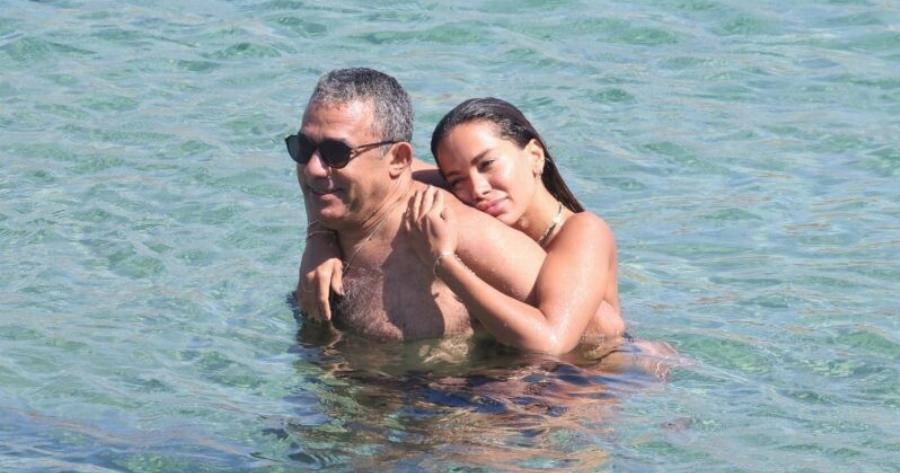 Αναστάτωσε την Μύκονο η Ανίτα: Τα παιχνίδια με τον πατέρα της στη θάλασσα και το μαγιό που δεν άφησε τίποτα στη φαντασία