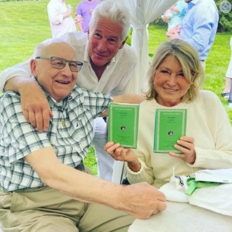 «Φαίνονται τόσο χαρούμενοι! Ο 71χρονος Γκιρ είπε αυτό στα social media ενώ μοιράστηκε μια φωτογραφία του με τον 99χρονο πατέρα του»