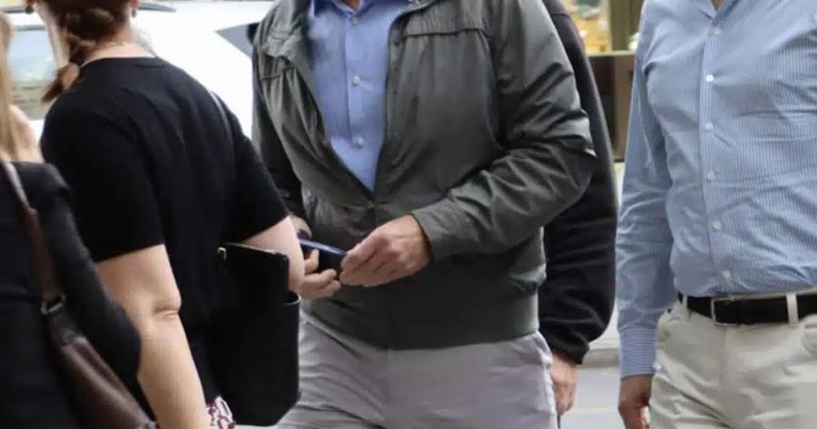 Χαμός στο κέντρο – Η μισή Αθήνα γύρισε να κοιτάξει τον καλοντυμένο, ψηλό γοητευτικό, καραφλό, πασίγνωστο Έλληνα