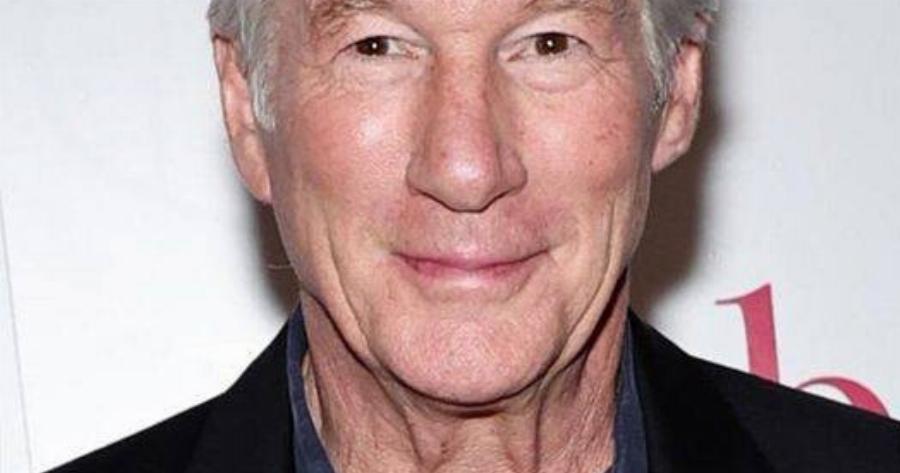 «Φαίνονται τόσο χαρούμενοι! Ο 71χρονος Γκιρ είπε αυτό στα social media ενώ μοιράστηκε μια φωτογραφία του με τον 99χρονο πατέρα του»