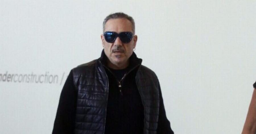 «Αυτός είναι ο Νότης Σφακιανάκης;» – Αγνώριστος με λευκά μαλλιά στα 65, η εμφάνιση που ξάφνιασε τους πάντες!