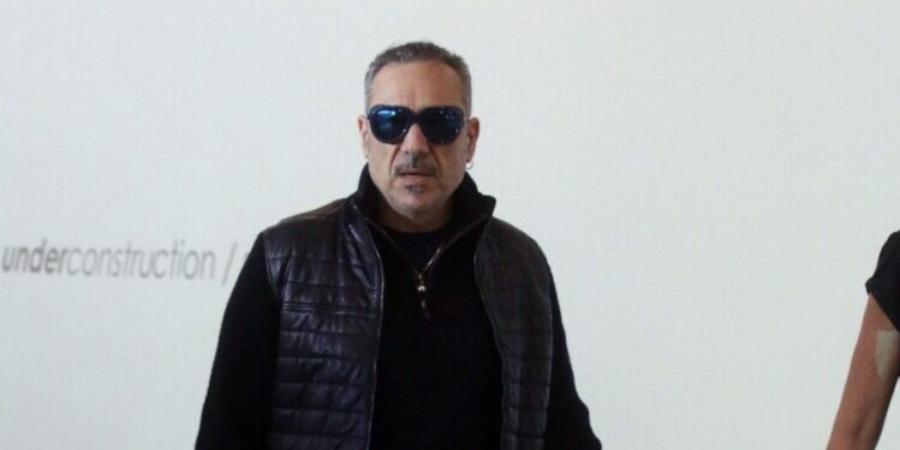 «Αυτός είναι ο Νότης Σφακιανάκης;» – Αγνώριστος με λευκά μαλλιά στα 65, η εμφάνιση που ξάφνιασε τους πάντες!