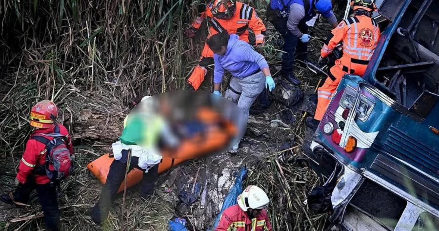 Τραγωδία: 14 νεκροί μαθητές, 2 ενήλικοι και 20 τραυματίες σε τροχαίο με σχολικό λεωφορείο – Σε σοκ οι γονείς (video)