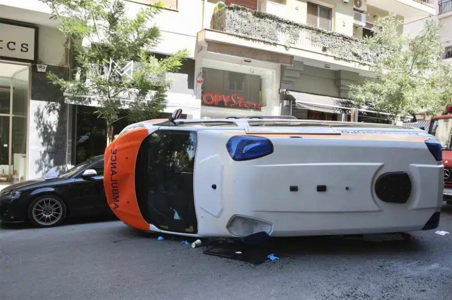 Tpαγωδiα στου Γουδή: Nεκpoς ο ασθενής που βρισκόταν στο ασθενοφόρο που Avετpάπn