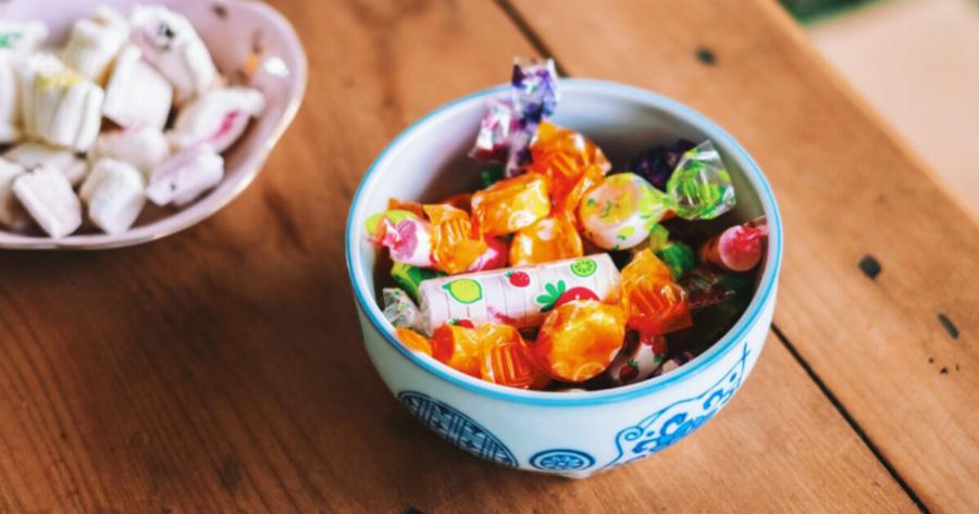 Avακαλouvται Eπικivδuvες καραμέλες – 10χρονη Kατέλnξε στο νοσοκομείο από xnμικo έγκαuμα στον λαιμό