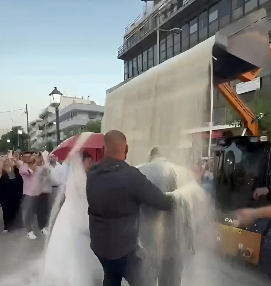 Χαμός σε γάμο στο Κιάτο: Έριξαν με… φορτωτή 550 κιλά ρύζι σε νεόνυμφους – Βίντεο