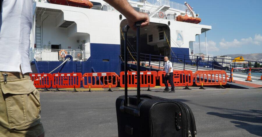 ΣΥΜΒΑΙΝΕΙ ΤΩΡΑ: ΣΟΚ ΓΙΑ 64 ΕΠΙΒΑΤΕΣ ΠΛΟΙΟΥ ΣΤΟΝ ΠΕΙΡΑΙΑ – ΤΙ ΕΧΕΙ ΣΥΜΒΕΙ