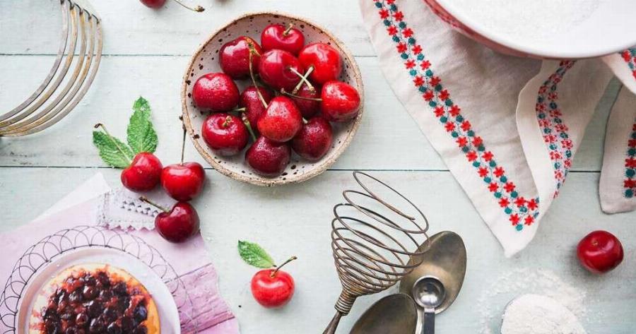 Το τραγανό κόκκινο φρούτο που ρίχνει την πίεση και βελτιώνει τον ύπνο και την υγεία της καρδιάς