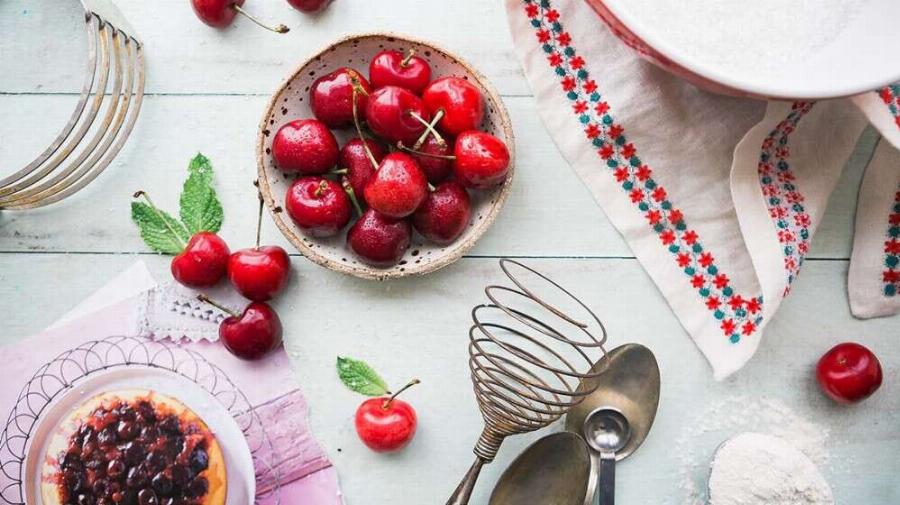 Το τραγανό κόκκινο φρούτο που ρίχνει την πίεση και βελτιώνει τον ύπνο και την υγεία της καρδιάς