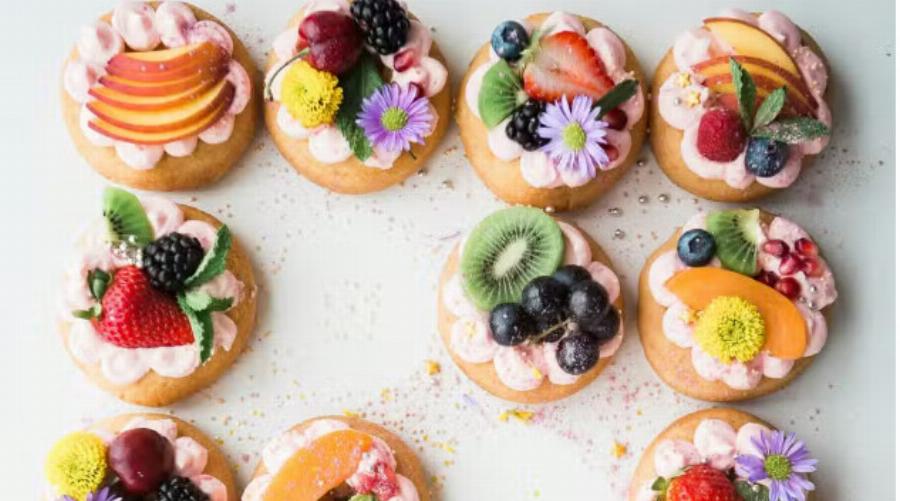 Γλυκιά γιορτή σήμερα Δευτέρα: Μην ξεχάσετε τις ευχές