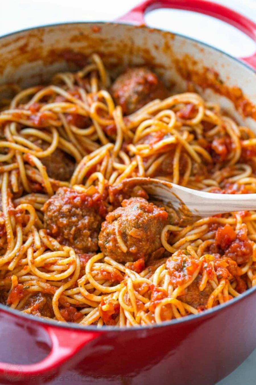 Τα πιο ζουμερά κεφτεδάκια με μακαρόνια που θα δοκιμάσεις