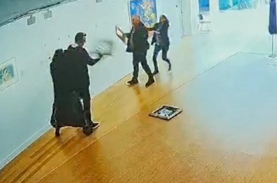 Χαμός με το βίντεο του βουλευτή της Νίκης που τα κάνει γυαλιά-καρφιά μέσα στην Εθνική Πινακοθήκη