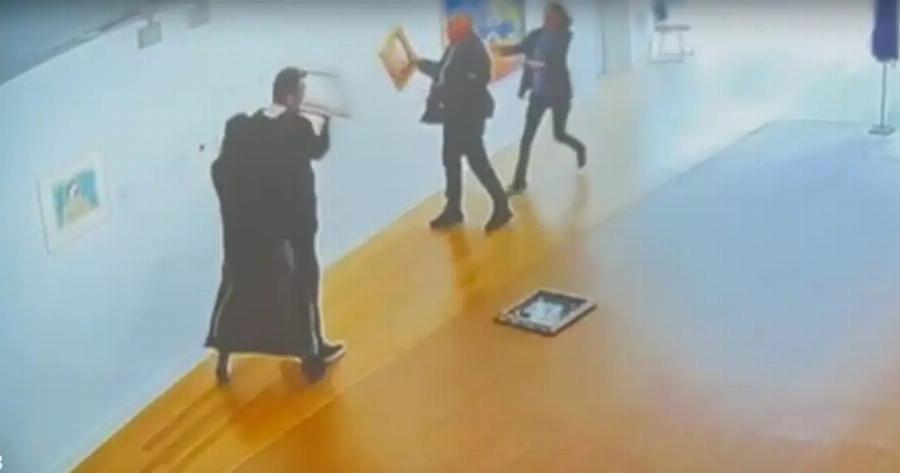 Χαμός με το βίντεο του βουλευτή της Νίκης που τα κάνει γυαλιά-καρφιά μέσα στην Εθνική Πινακοθήκη