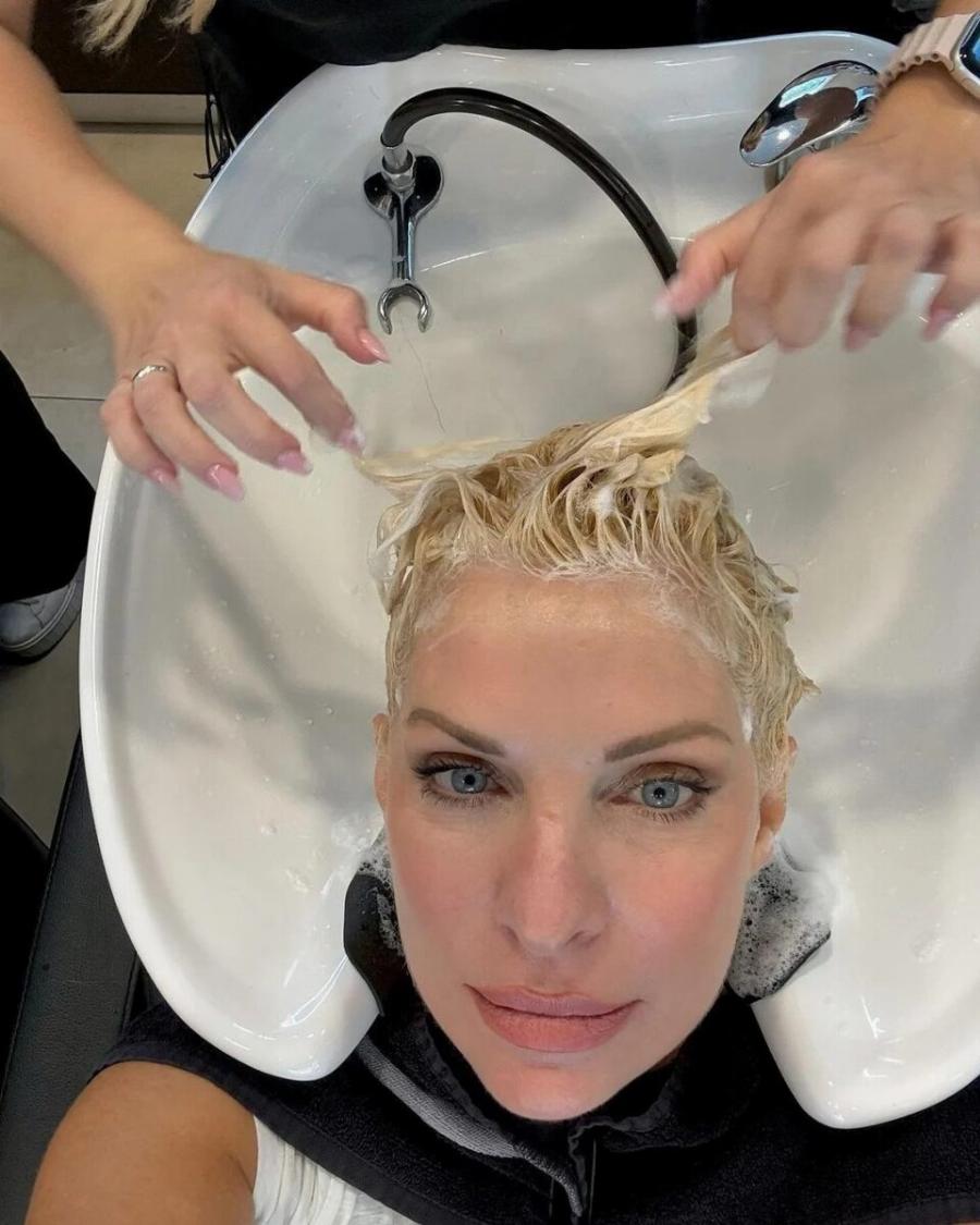 Μποτιλιάρισμα για να δουν τη Μενεγάκη – Πήγε σήμερα κομμωτήριο κι έμειναν όλοι «κόκαλο» με την ομορφιά της