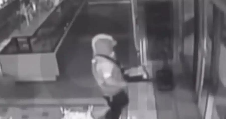 Κερατσίνι: Διαρρήκτης «μπούκαρε» σε φούρνο, βρήκε άδεια την ταμειακή και άρπαξε… 20 κομμάτια γαλακτομπούρεκο