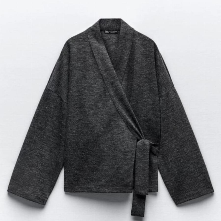 Σικ εμφάνιση με μόλις 13 ευρώ: Το πανωφόρι από ZARA που δείχνει σαν να το αγόρασες από πανάκριβο οίκο μόδας