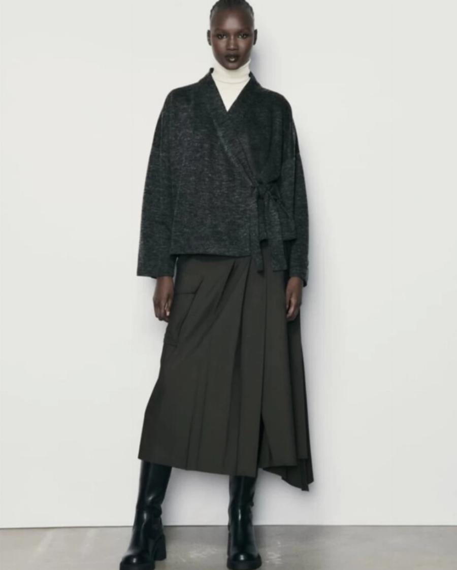 Σικ εμφάνιση με μόλις 13 ευρώ: Το πανωφόρι από ZARA που δείχνει σαν να το αγόρασες από πανάκριβο οίκο μόδας