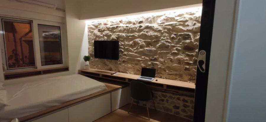 Το διαμέρισμα καμάρι στο Παγκράτι: Ο… μάγκας ιδιοκτήτης που κατάφερε σε 11 τ.μ. να χωρέσει τα πάντα και να μοιάζει σουίτα