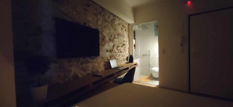 Το διαμέρισμα καμάρι στο Παγκράτι: Ο… μάγκας ιδιοκτήτης που κατάφερε σε 11 τ.μ. να χωρέσει τα πάντα και να μοιάζει σουίτα