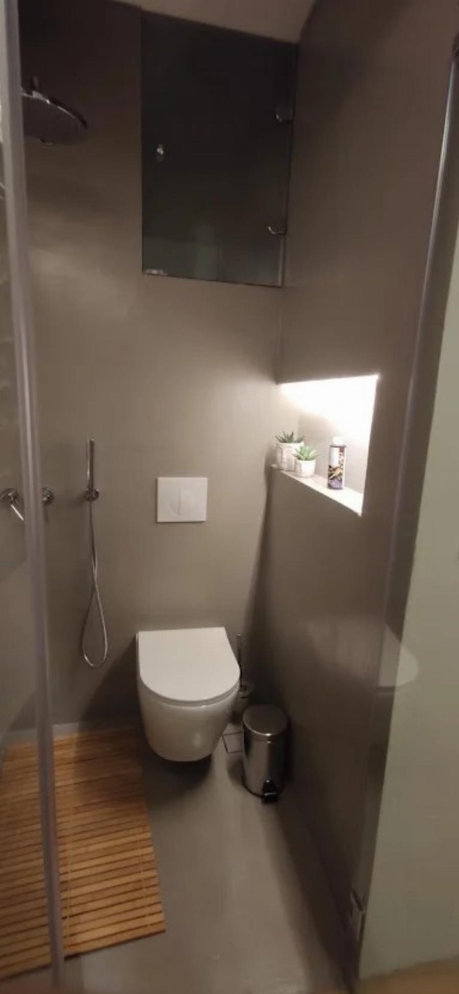 Το διαμέρισμα καμάρι στο Παγκράτι: Ο… μάγκας ιδιοκτήτης που κατάφερε σε 11 τ.μ. να χωρέσει τα πάντα και να μοιάζει σουίτα