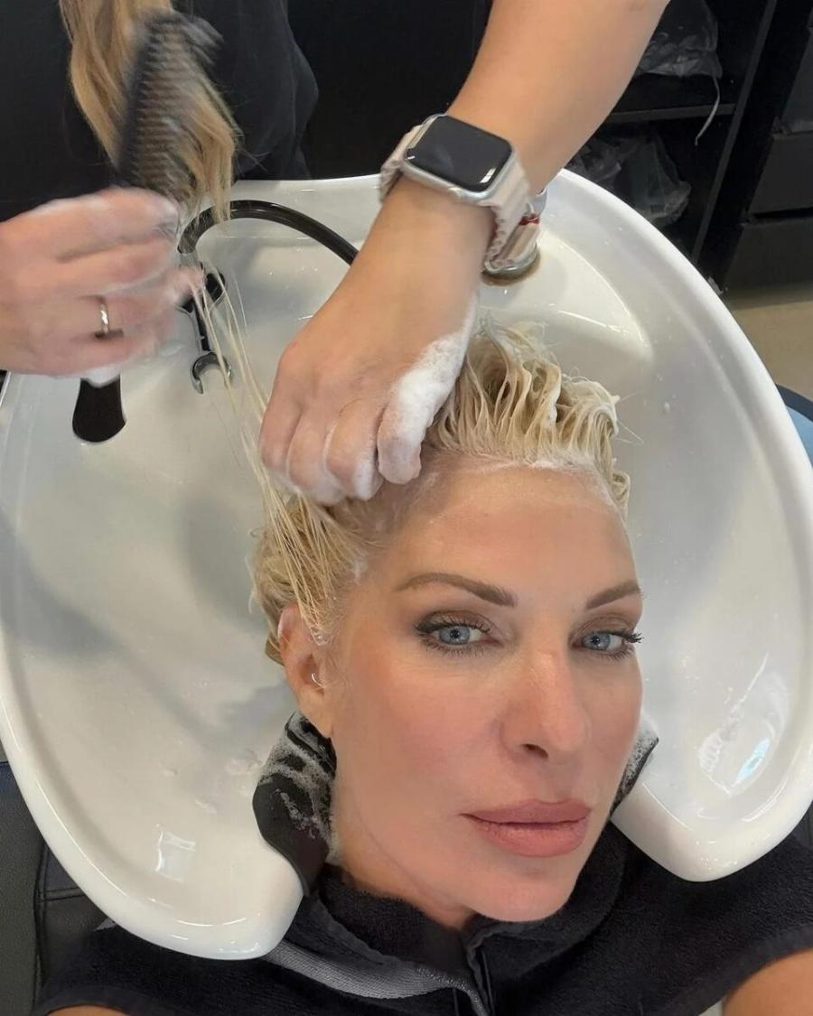 Μποτιλιάρισμα για να δουν τη Μενεγάκη – Πήγε σήμερα κομμωτήριο κι έμειναν όλοι «κόκαλο» με την ομορφιά της