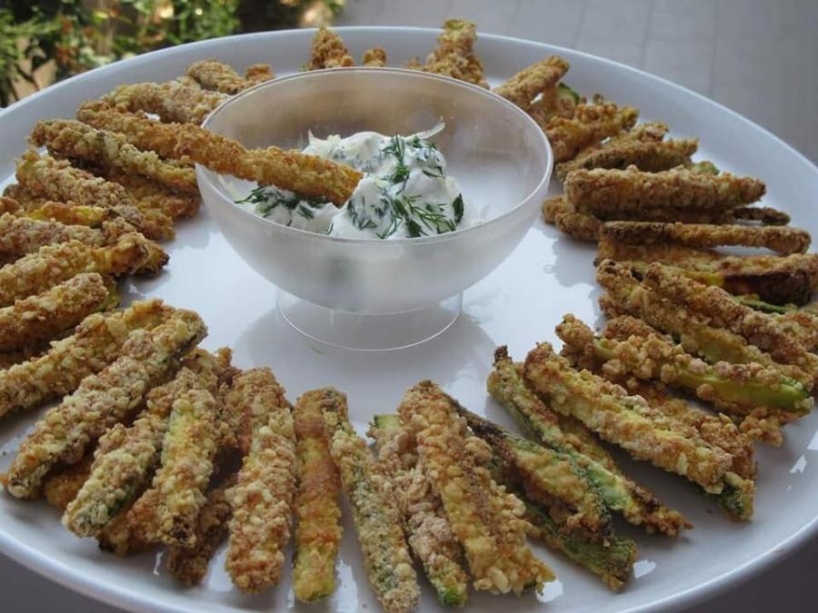 Τραγανά κολοκυθάκια στο φούρνο με παρμεζάνα: Το εύκολο snack με ντιπ γιαουρτιού