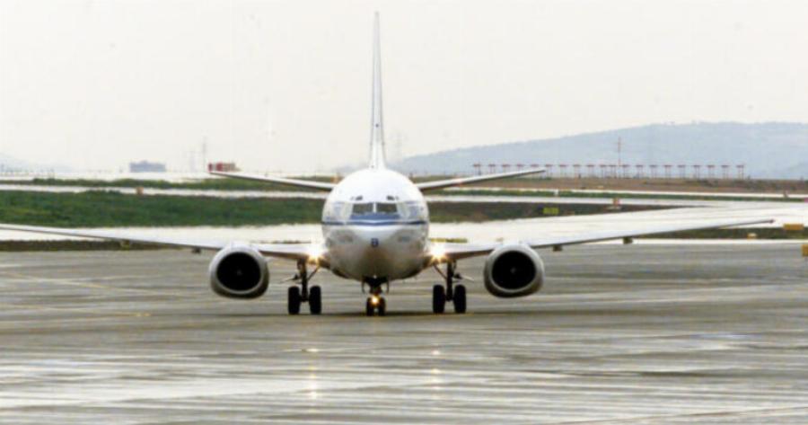 «Έτρεμε στον αέρα, δεν έπαιρνε ύψος»: Η εικόνα-σοκ του αεροπλάνου ελληνικής εταιρείας μετά το σοβαρό χτύπημα