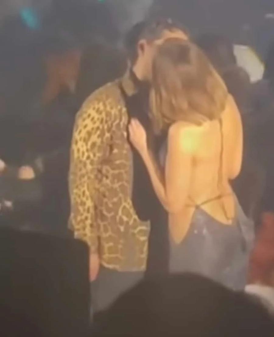 Το βλέπει η Γαρυφαλλιά και τραβάει τα μαλλιά της: Το γλwσσόφιλο Μάστορα- Βανδή πάνω στη σκηνή