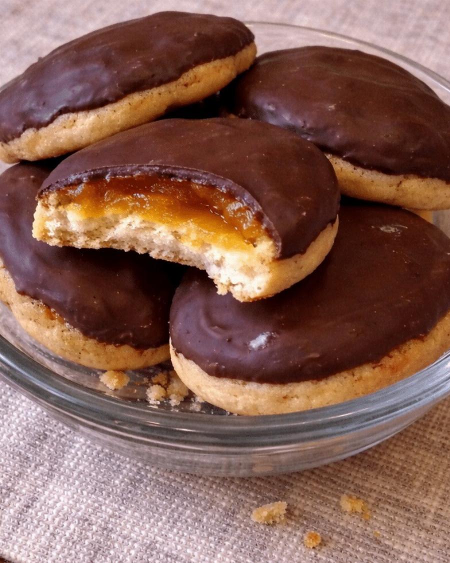 Μπισκότα σοκολάτα–πορτοκάλι: Η εύκολη συνταγή για αφράτα πτιφούρ με μαρμελάδα