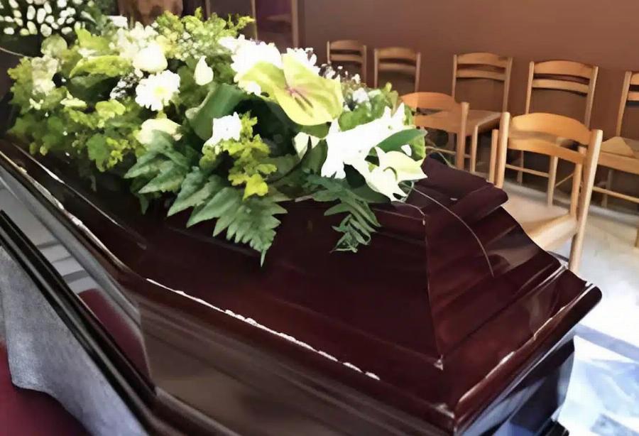 Χαμός σε εκκλησία της Αθήνας: Έγινε το σώσε! – Πάνω από το φέρετρο του νεκρού…