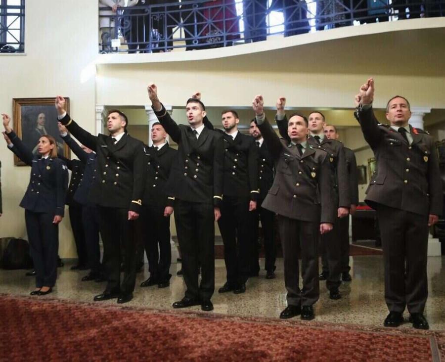 Λεβέντης Έλληνας, πάντα υπέρ πατρίδος: Ο Μίλτος Τεντόγλου ορκίστηκε αξιωματικός στο Πολεμικό Ναυτικό