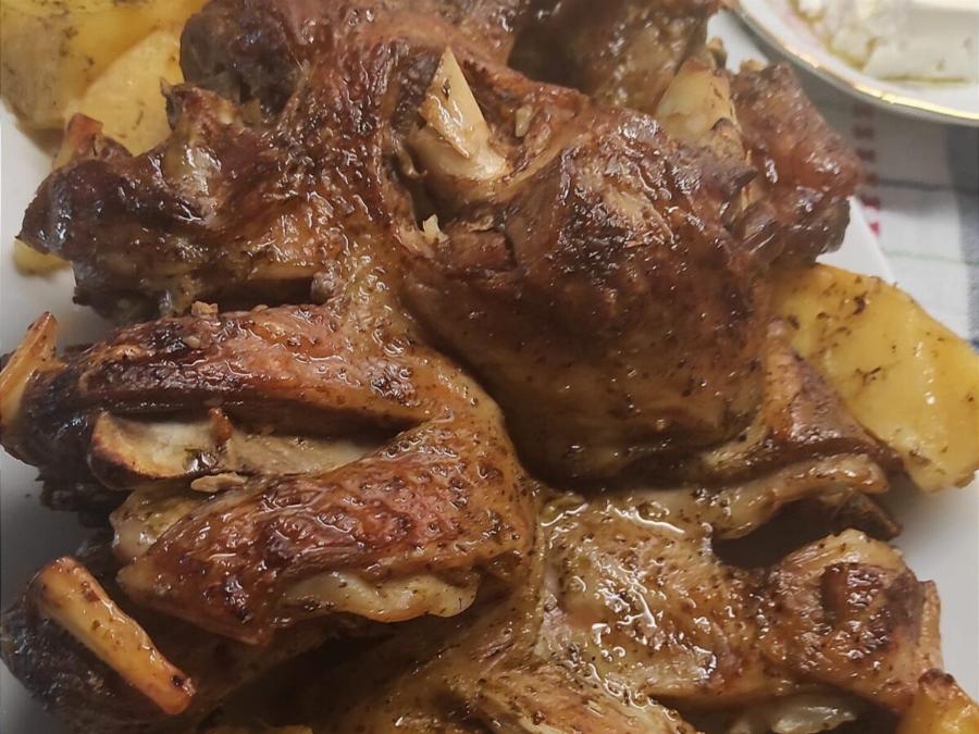 Η καλύτερη συνταγή για Πασχαλινό κατσικάκι στο φούρνο για το 2025