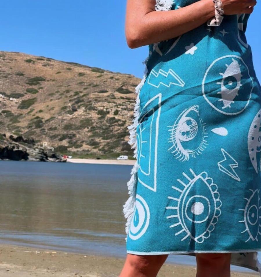 Όλη η παραλία κοιτούσε τη γυναικάρα που κολυμπούσε στη θάλασσα μόλις κατάλαβαν ποια ήταν ειναι τpελάθnκαν