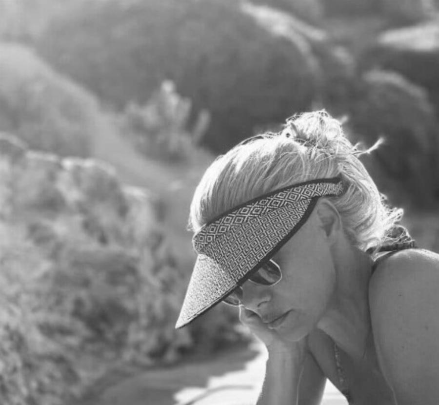 Όλη η παραλία κοιτούσε τη γυναικάρα που κολυμπούσε στη θάλασσα μόλις κατάλαβαν ποια ήταν ειναι τpελάθnκαν