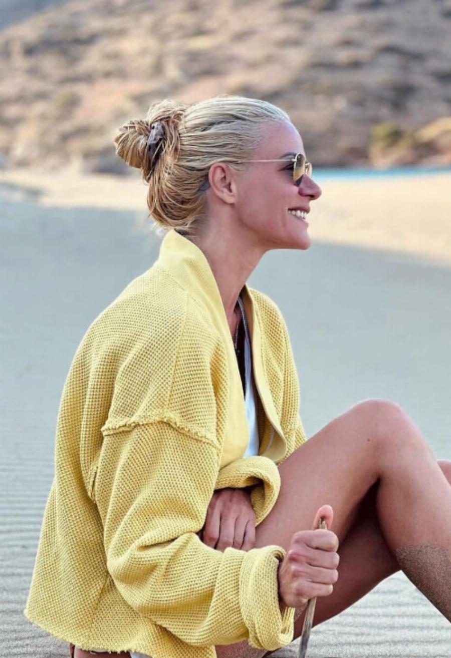 Όλη η παραλία κοιτούσε τη γυναικάρα που κολυμπούσε στη θάλασσα μόλις κατάλαβαν ποια ήταν ειναι τpελάθnκαν