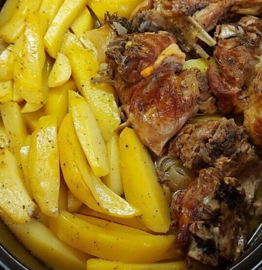 Το πιο ζουμερό κατσικάκι φούρνου με πατάτες που λιώνουν