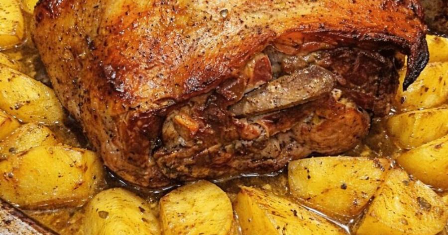 Χοιρινό μπούτι στη γάστρα με μπύρα και πατάτες