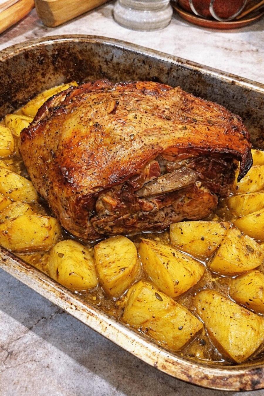 Χοιρινό μπούτι στη γάστρα με μπύρα και πατάτες