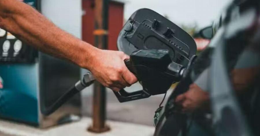 Βενζίνη: Το απόλυτο σоκ – Χαράτσı 10 λεπτά στην τιμή της για όλους