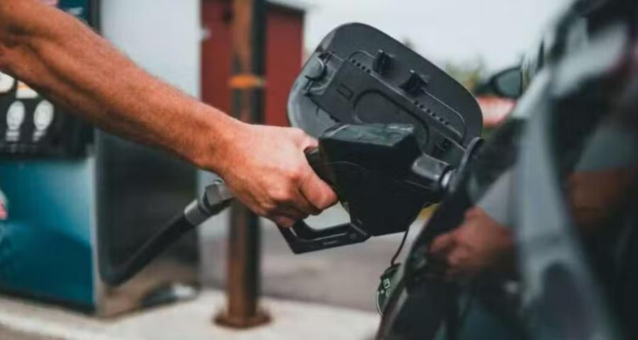 Βενζίνη: Το απόλυτο σоκ – Χαράτσı 10 λεπτά στην τιμή της για όλους