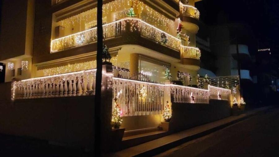 Το χαζεύει όλη η χώρα: Το πιο στολισμένο σπίτι στην Ελλάδα άναψε και φέτος τα φώτα του και μαγεύει
