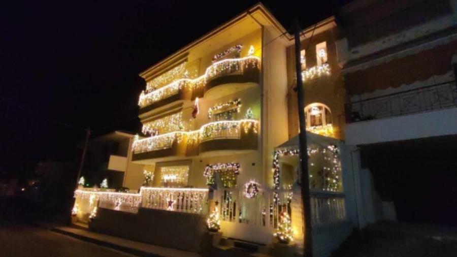 Το χαζεύει όλη η χώρα: Το πιο στολισμένο σπίτι στην Ελλάδα άναψε και φέτος τα φώτα του και μαγεύει