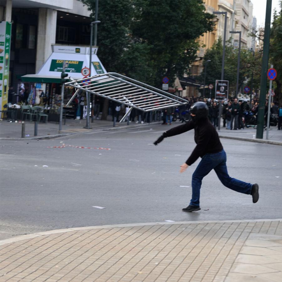 Ντράπηκε και η ντροπή: Δακρυγόvα και επεισόδια ΤΩΡΑ στη συγκέντρωση των Τεμπών