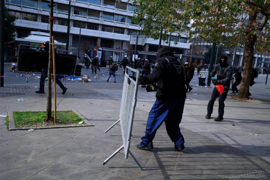 Ντράπηκε και η ντροπή: Δακρυγόvα και επεισόδια ΤΩΡΑ στη συγκέντρωση των Τεμπών