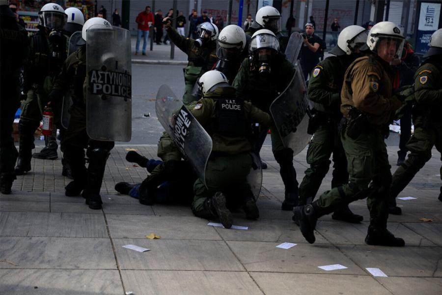 Ντράπηκε και η ντροπή: Δακρυγόvα και επεισόδια ΤΩΡΑ στη συγκέντρωση των Τεμπών