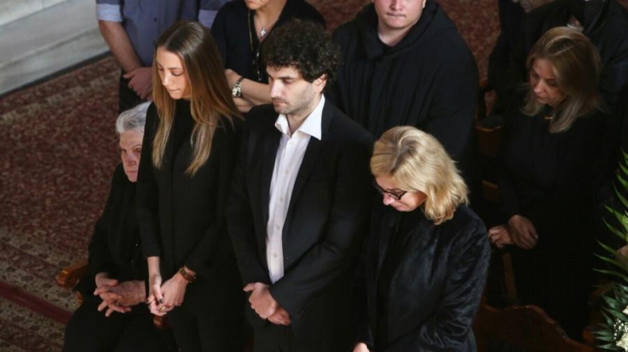 Έγραψε μόνο 3 λέξεις στο στεφάνι: Δεν πήγε στην κηδεία του Κώστα Χαρδαβέλλα η Αγγελική Νικολούλη αλλά έστειλε το πιο εγκάρδιο στεφάνι