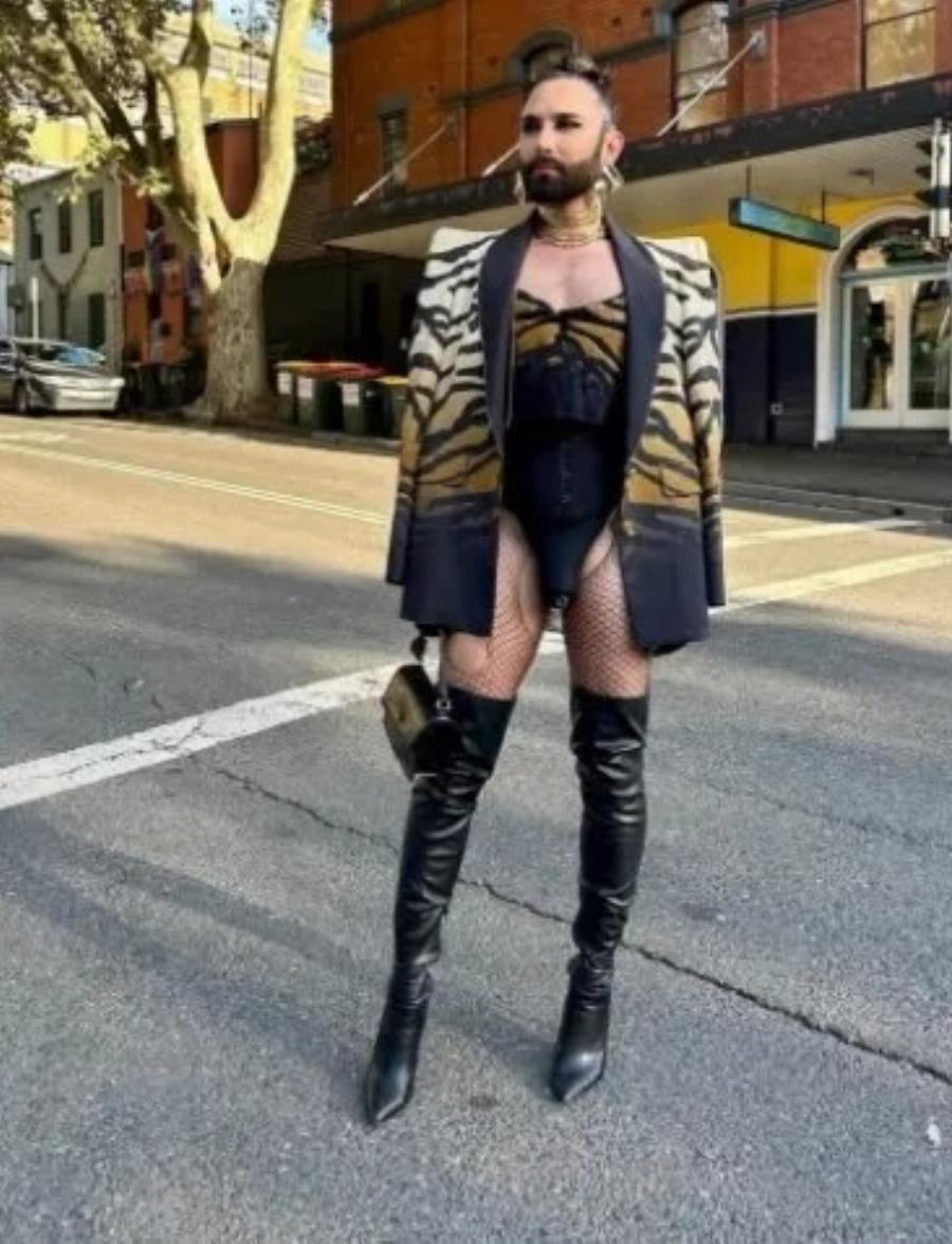 «Οι περαστικοί έμειναν άφωνοι»: Η Βουρστ περπάτησε στο κέντρο του Σίδνεϊ με ολόσωμο κορμάκι και διχτυωτό καλσόν!