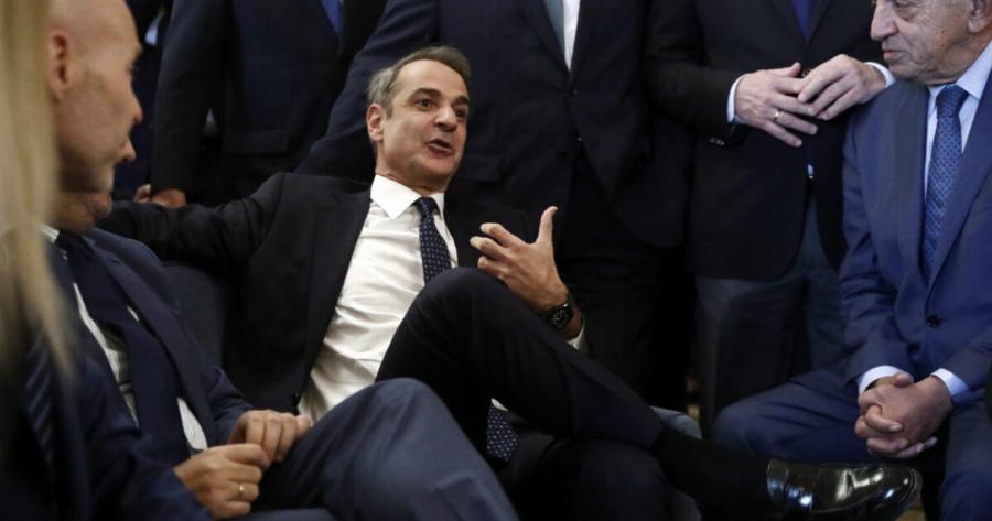 Χαλαρός και χαμογελαστός ο Μητσοτάκης – Έμαθε τα ευχάριστα νέα και είναι μέσα στη τρελή χαρά